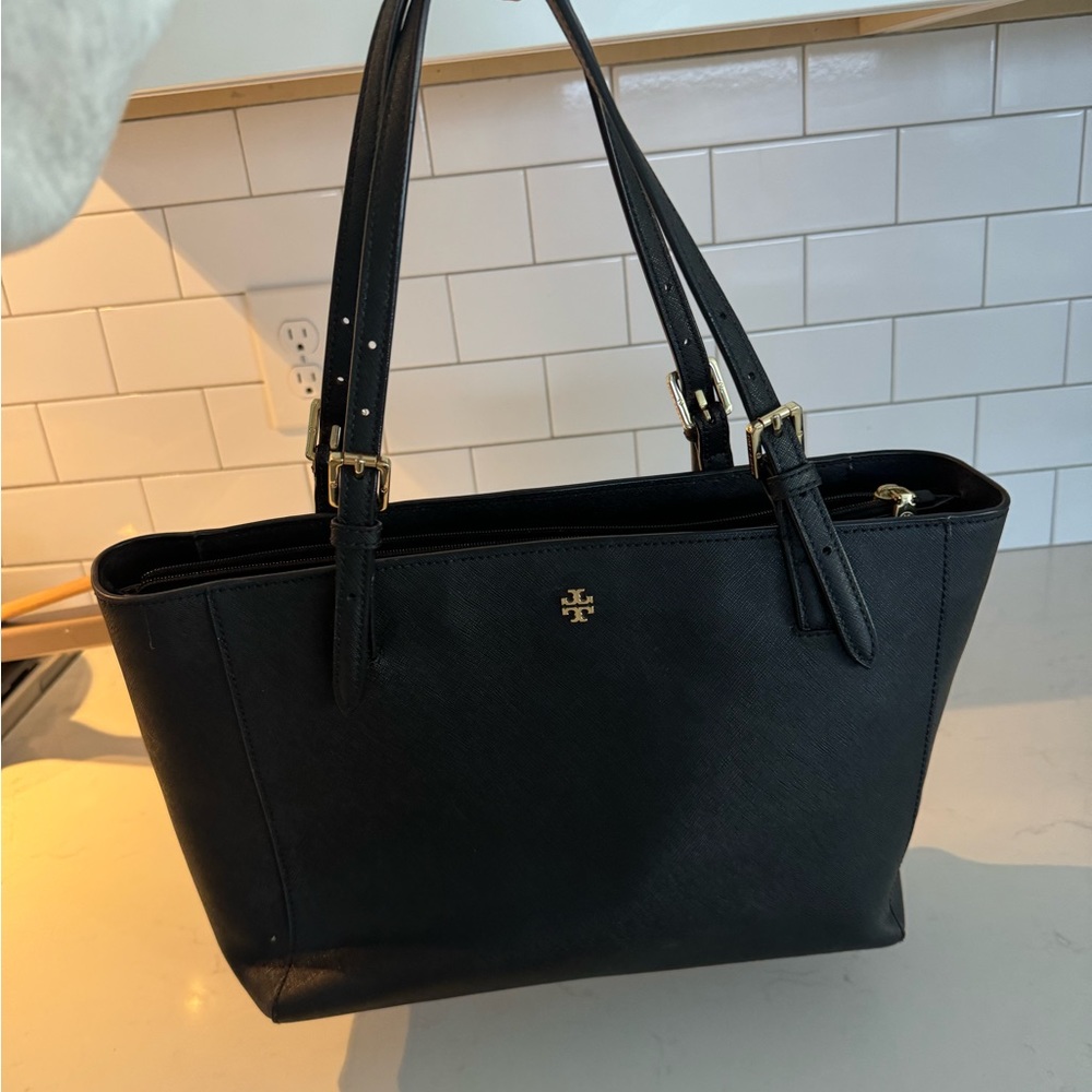 Beautiful black Tory Burch Robinson tote circa 2015